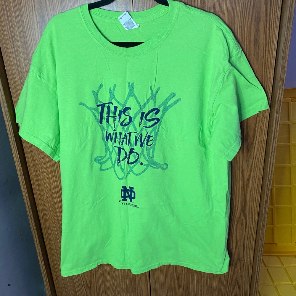 Gildan Notre Dame Basketball Shirt Adult XL Green 2018-2019 Roster Graphic Tee